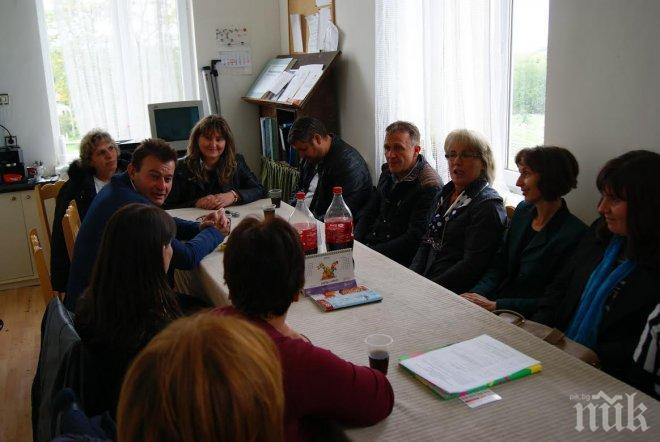 Кандидатът на ГЕРБ за кмет на Сливница Васко Стоилков се срещна с учители от ОУ Иван Вазов