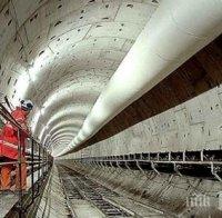 Мигрант е премазан от влак в тунела под Ламанша
