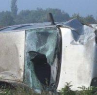 Зрелищна катастрофа край Пловдив! Кола прелетя 50 метра по таван в крайпътна нива (снимки)

