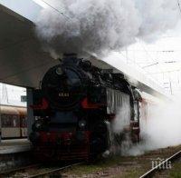 Атрактивен парен ретро локомотив тръгна от София до Банкя

