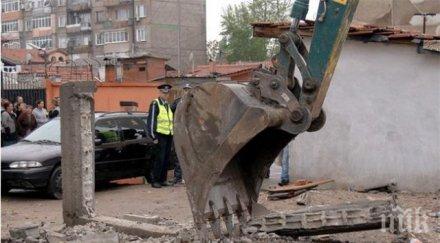 екшън собственик незаконна постройка скочи нож шеф