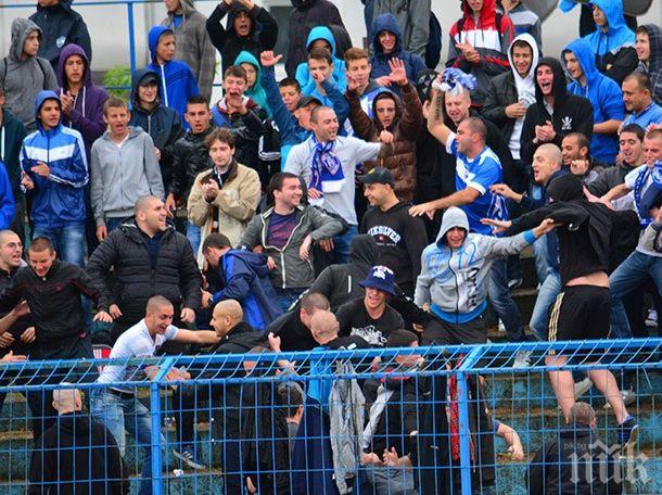 Фенове се биха със сопи и тръби, прекратиха мач на Спартак (Варна)