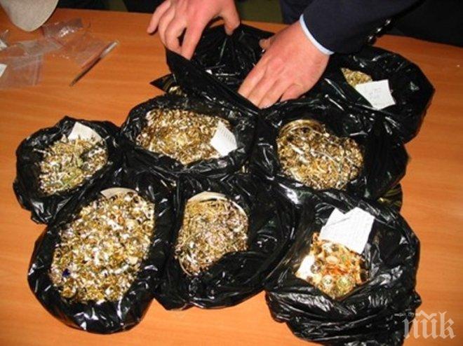 Удар на Капитан Андреево! Граничарите спипаха жена, натъпкала 150 златни бижута в бельото си! 
