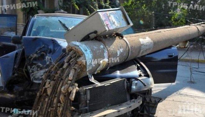 Бивш митрополитски секретар колабира зад волана, заби се в стълб
