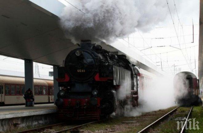 Атрактивен парен ретро локомотив тръгна от София до Банкя
