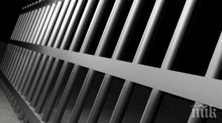 затвор двама футболисти оае обиждали интернет