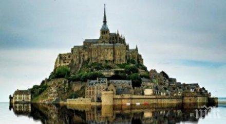 уникален манастир издига скалист остров