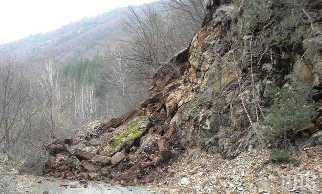 Властите в Лос Анджелис разчистват наносите, образували се в резултат на свлачище
