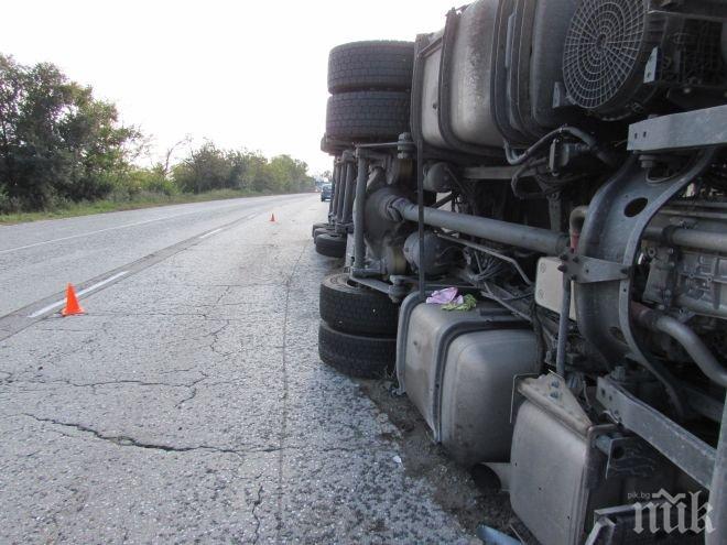 ТИР се обърна край Сливен
