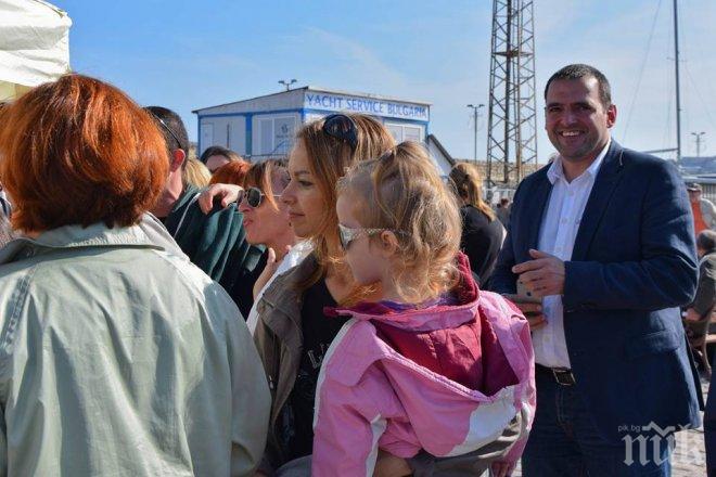 ПЪРВО в ПИК! Кандидатът на Радан за Варна се хили на конкурс за рибена чорбица! Колегите му не го допускат до водката! 