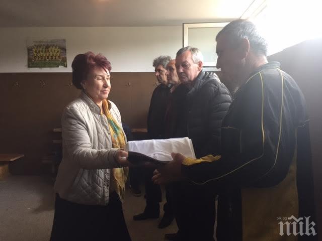 Вяра Церовска разговаря с треньорите на детско-юношеската школа на футболен клуб Миньор Перник