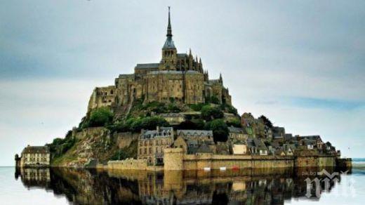 Уникален манастир се издига върху скалист остров