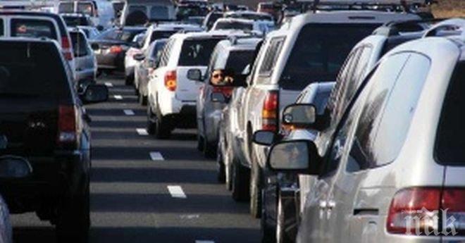 Аварирал автомобил затруднява движението по бул. „Драган Цанков” в столицата