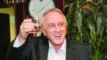 Вальо Златев пои на корем Тошо Тошев