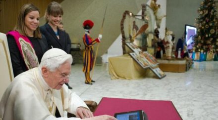 папата написа първото послание латински туитър