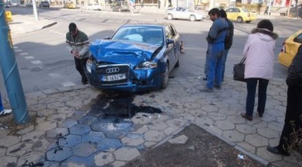 ауди смачка удар такси