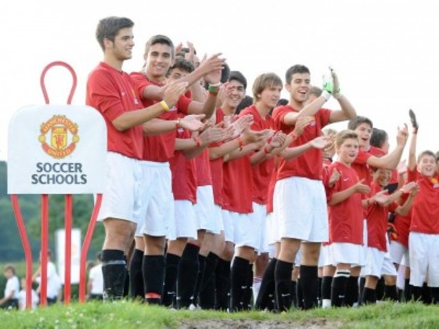 Българчета ще ритат в Манчестър Юнайтед