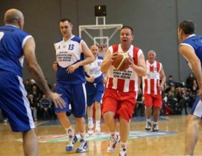 Ветераните на ЦСКА и Левски сътвориха шоу в зала Румен Пейчев (Снимки)