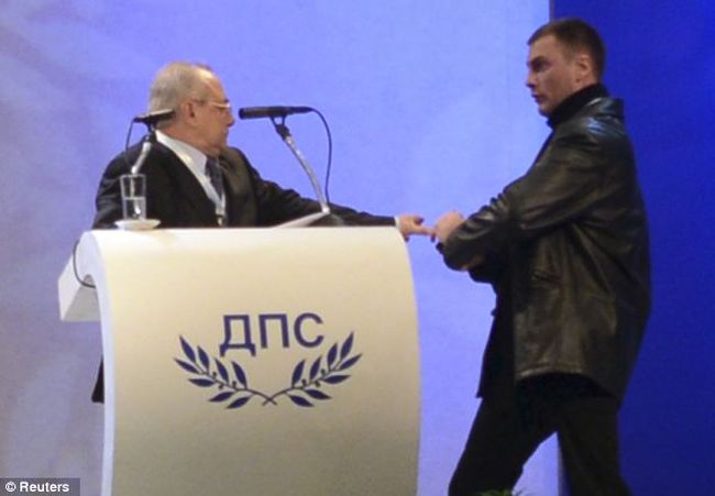 Следователи разпитват Доган в Боянския сарай