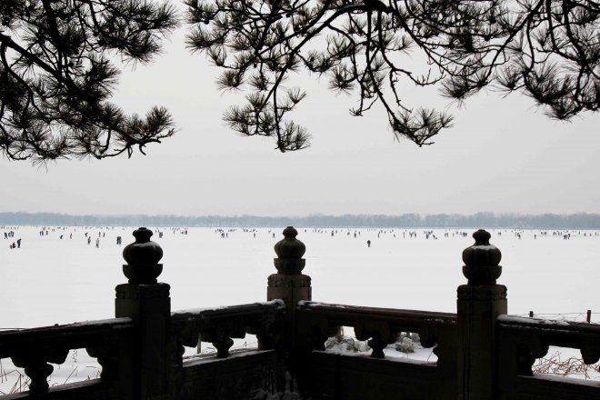 Снеговалежите в Китай отмениха 16 полета