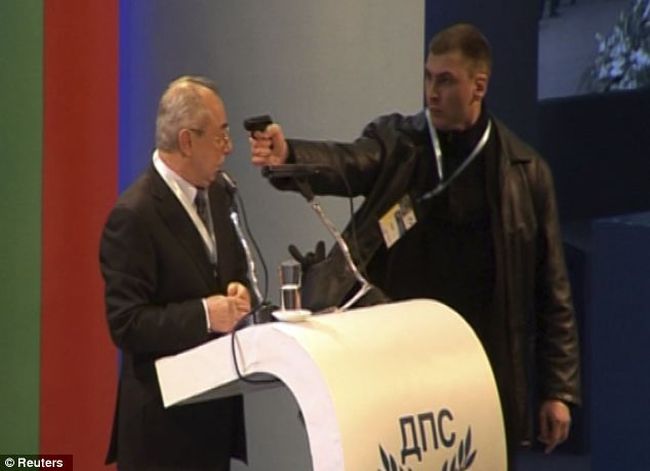 Лидерът на ДПС - Бургас: Атентаторът искаше да убива