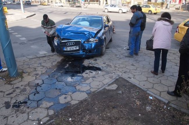  Ауди се смачка след удар в такси