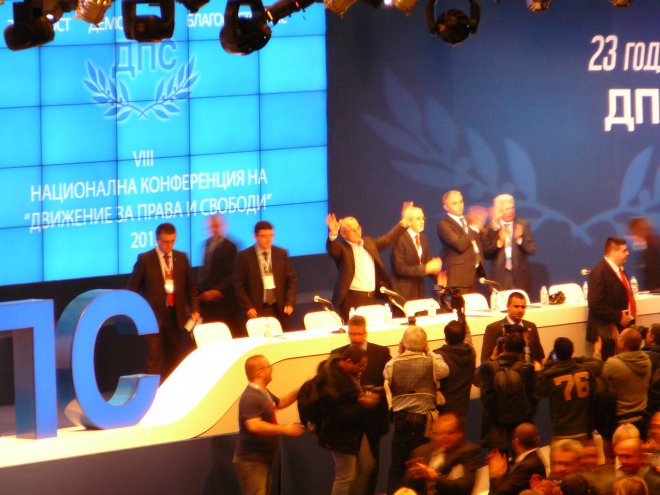 Доган се завърна на трибуната, подаде оставка!