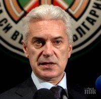 ИЗВЪНРЕДНО В ПИК! Екшън пред Софийското ларго! Волен Сидеров влезе в схватка с полицията! 