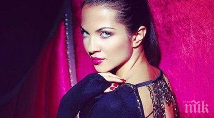 скандална райна натиска прелестите лицето фен пилето съвсем разпищоли снимка