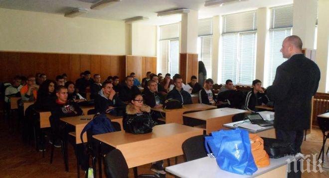 Ева Паунова инициира час по програмиране във Велико Търново в рамките на Европейската седмица на програмиране