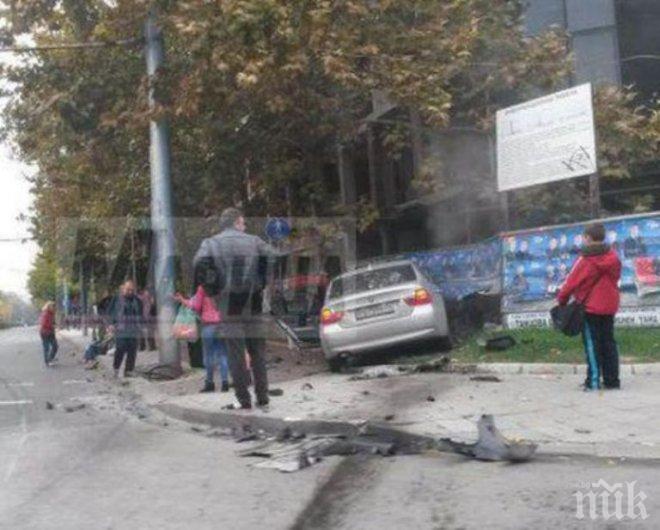 Жестока катастрофа в Пловдив! Две коли се помляха, едната се заби в заграждения! Има пострадали (видео)
