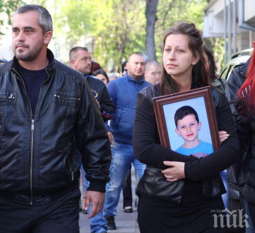 Братчето на прегазения Петьо целува снимката му за лека нощ