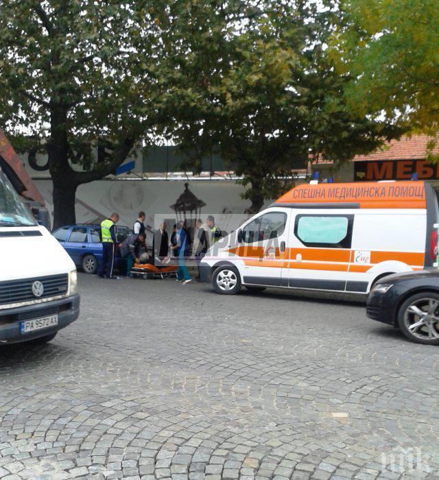 Баба едва не загина, след като се препъна на криви павета