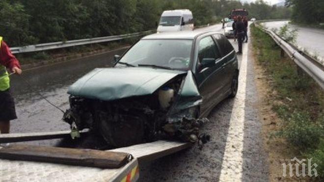 Микробус и кола са се надънили на Хемус, има пострадал