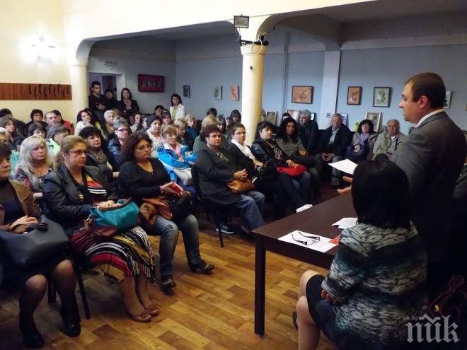 Иван Иванов към учители от Шумен: Няма да допуснем съкращаване на училища в селата