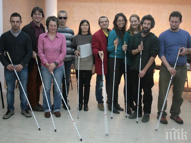 „Диалог на тъмно“ - незрящи учиха зрящи как да виждат света