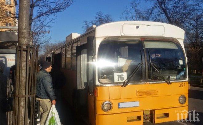 Кола се натресе в автобус на градския транспорт в столицата
