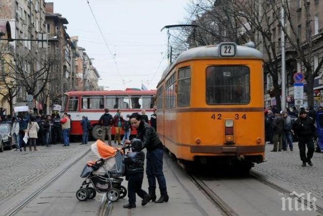 Временно е затворено за движение едното пътно платно по столичния бул. „Дондуков“
