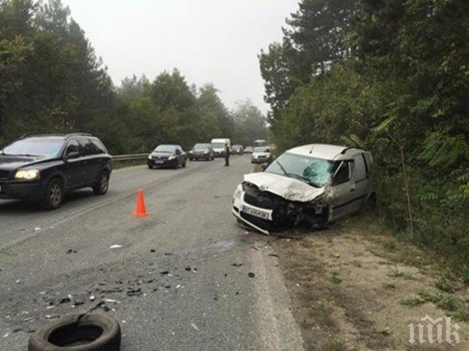 Катастрофа край Сандански! Ауди се вряза в Опел
