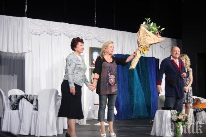 Безплатна театрална постановка подари на възрастните хора от пенсионерските клубове в Перник кандидат-кметът на ГЕРБ Вяра Церовска
