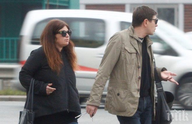 Само в ПИК и Ретро! 
Ето я жената на Виктор Николаев! Водещият е смазан под огромен чехъл, тича като пале след далеч по-голямата си съпруга! (папарашки снимки)