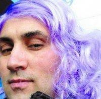 Съдът глоби с 1500 лв. Лилавата перука - Асен Генов за боядисване на паметник