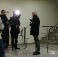 Волен Сидеров чака Цацаров с микрофон в съда