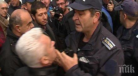 полицаи нападнали волен сидеров протестиращи атака района ларгото снимки