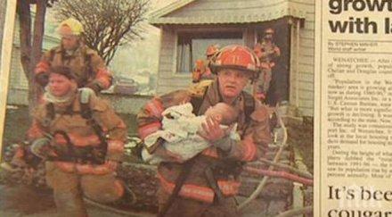 пожарникар спасил едно месечно бебе случи години късно снимка