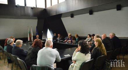 кандидатът кмет герб атанас камбитов изграждаме спортни площадки изкуствена настилка двора всяко училище благоевград