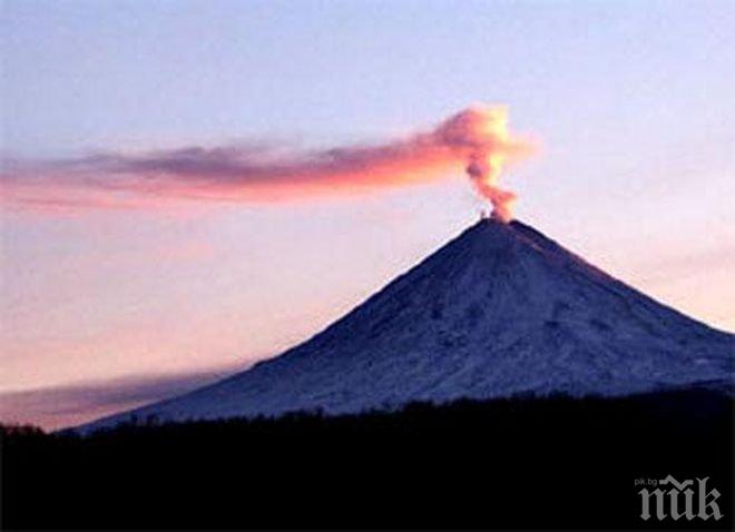 Вулканът Шивелуч на полуостров Камчатка е изхвърлил стълб пепел