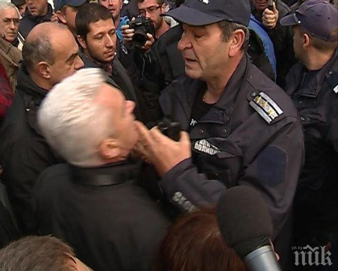 Полицаи нападнали Волен Сидеров и протестиращи от Атака в района на Ларгото (снимки)