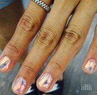 Нов хит в Корея - стъклен маникюр