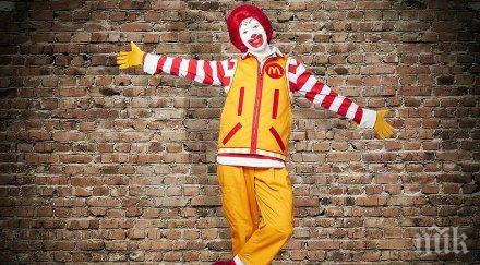 вандали поругаха любимия герой американските деца